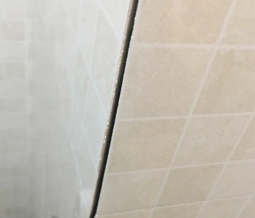 库车瓷砖空鼓维修公司分享阳台瓷砖脱落的修复过程可以分为以下几个步骤