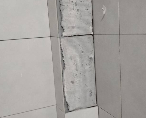 库车瓷砖空鼓维修公司分享下瓷砖施工前基层浇水润湿程度不足，可能导致以下问题