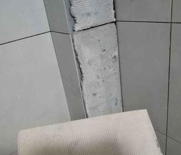 库车瓷砖空鼓维修公司分享下厨房瓷砖脱落的补救措施。